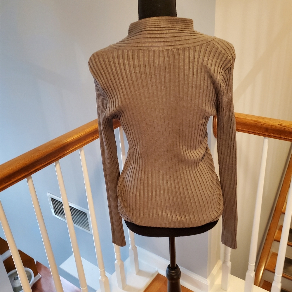 Sweaters - Picture 4 of 4